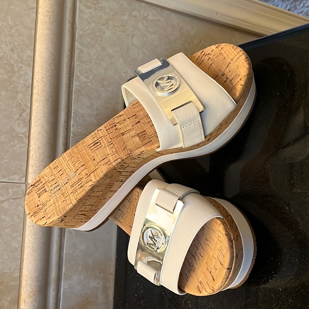 MK leather WHITE SANDALS. Heel 2 1/2 inches cork bed.